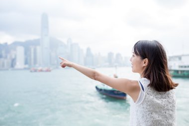 Hong Kong'da bir şey gösteren kadın 