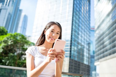 cep telefonuna SMS göndermek kadın 