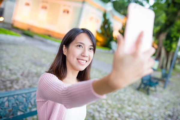 Frau macht Selfie mit Handy — Stockfoto