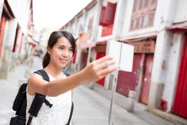 selfie tarafından dijital kamera çekici kadın