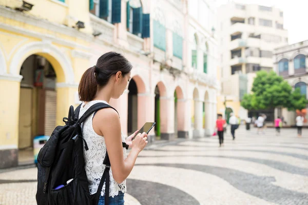 Vrouw met behulp van de mobiele telefoon in Macau — Stockfoto