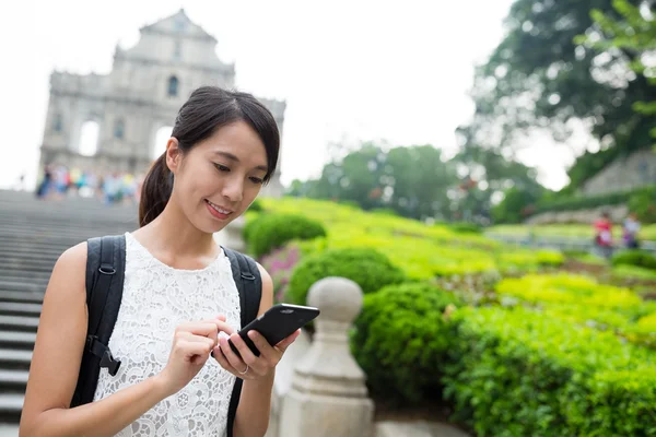 Frau benutzt Handy in Macau — Stockfoto