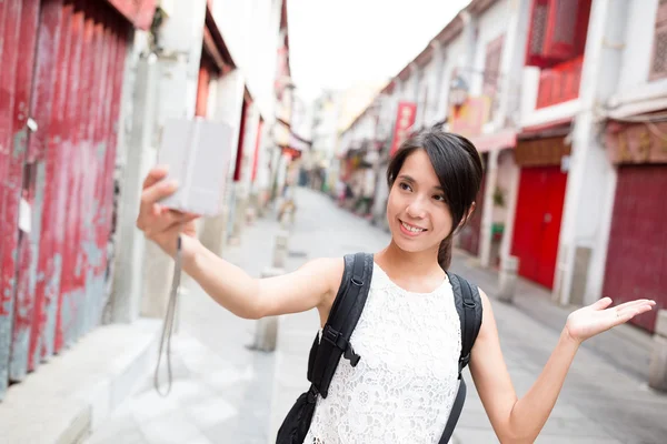 Mujer tomando selfie por cámara digital —  Fotos de Stock