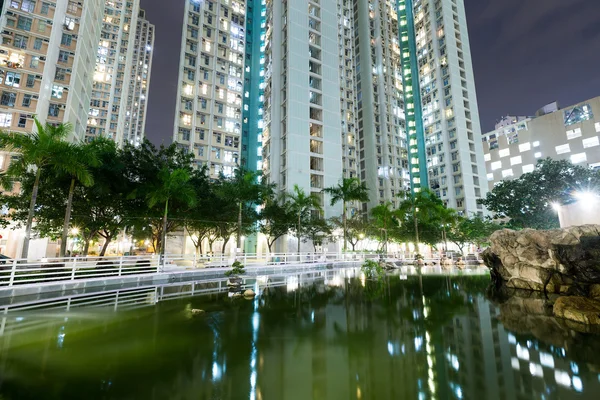 Mehrfamilienhäuser in Hongkong bei Nacht — Stockfoto