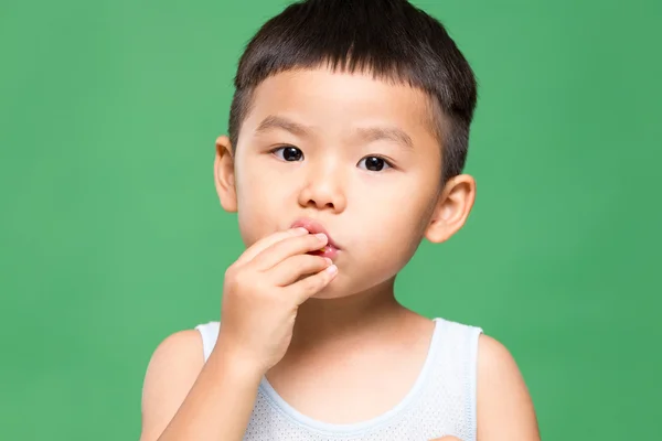 Asiático pequeño chico comer snack — Foto de Stock