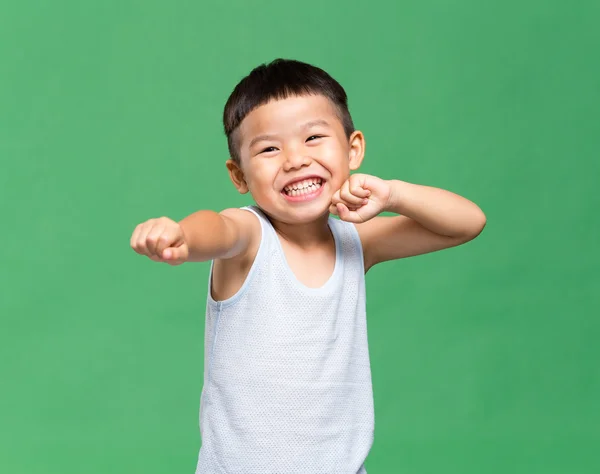 Kleiner Junge macht Kung-Fu-Geste — Stockfoto