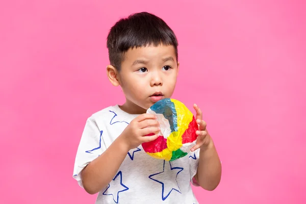 Petit garçon jouer avec boule colorée — Photo