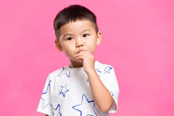Азіатський маленький хлопчик їсть закуску — стокове фото