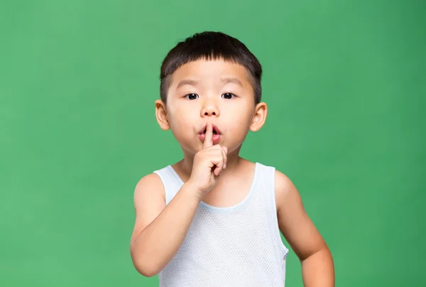 Kleiner Junge, der dir sagt, du sollst schweigen — Stockfoto