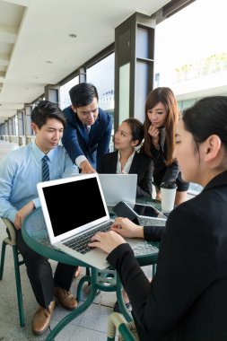 Proje hakkında tartışmak iş adamları