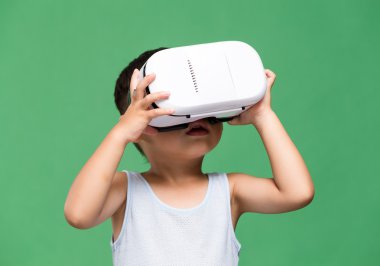 sanal gerçeklik kulaklık ile küçük çocuk