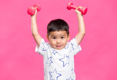 küçük çocuk dumbbells kadar yükselterek