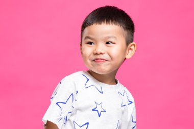 Asyalı küçük çocuk gülümseyen