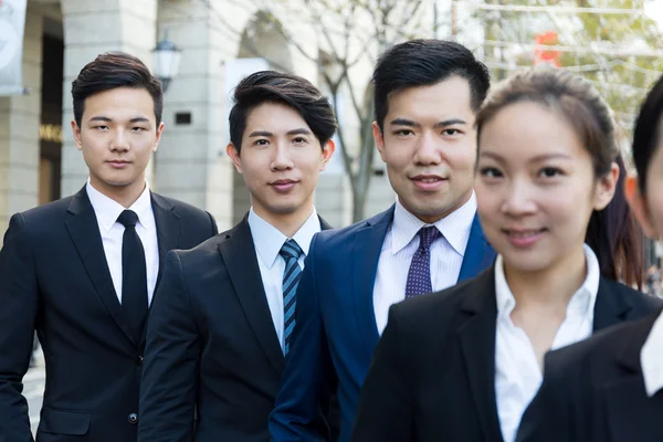 Mensen uit het bedrijfsleven staan samen op buiten — Stockfoto