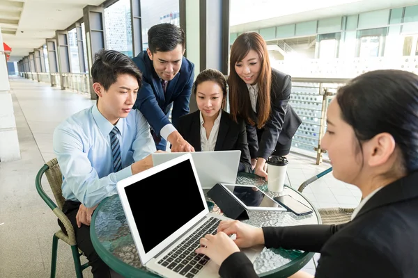 Proje hakkında tartışmak iş adamları