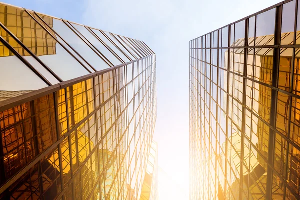 Edificios de oficinas con paredes de vidrio — Foto de Stock