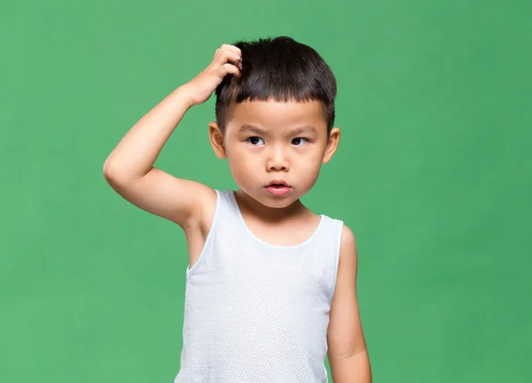 Kleine jongen zijn hoofd krabben — Stockfoto