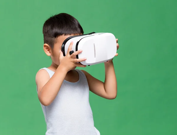 Jongetje met virtual reality headset — Stockfoto