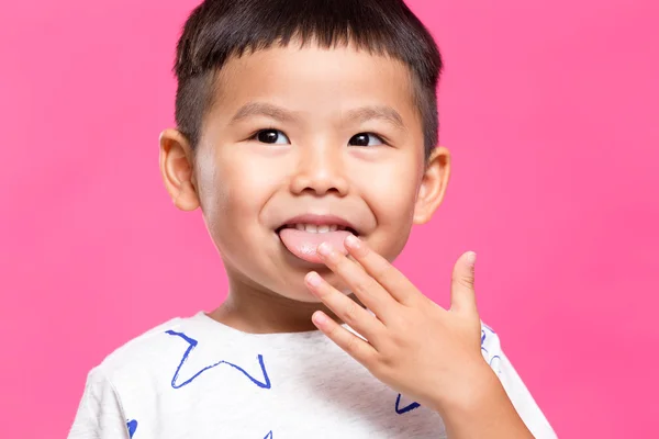 Kleine jongen likken zijn vingers — Stockfoto
