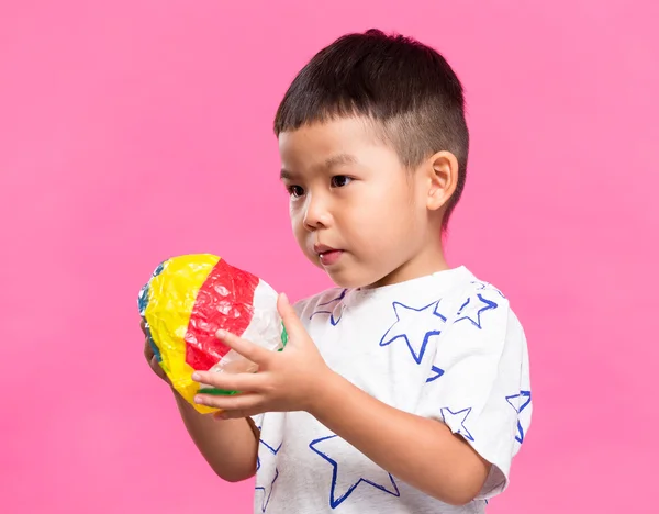 Menino brincar com balão — Fotografia de Stock