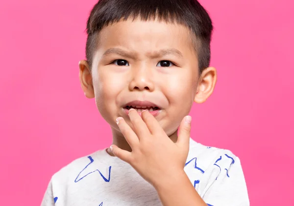 Азиатский мальчик хочет плакать — стоковое фото