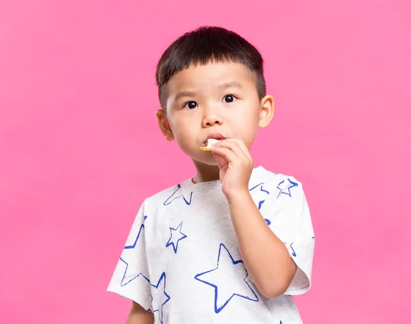 Kis fiú étkezési snack — Stock Fotó