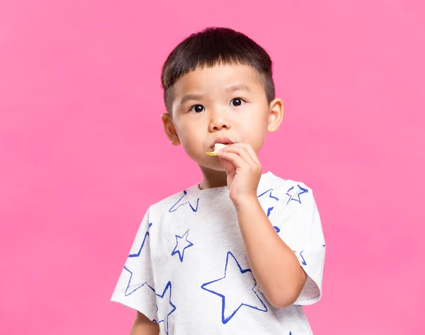 Menino comendo lanche — Fotografia de Stock