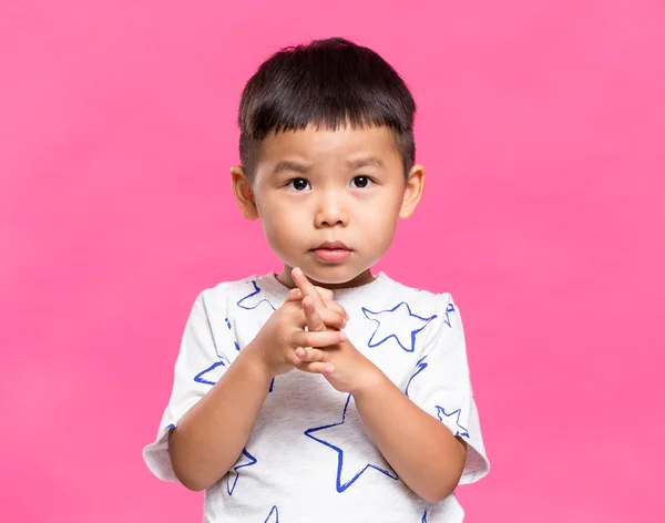 Маленька дитина молитися — стокове фото