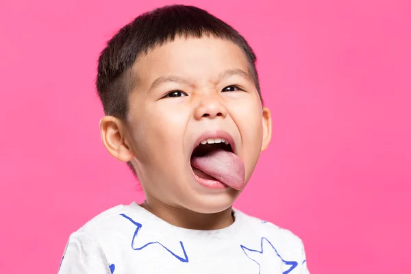 Pequeño niño mostrando lengua — Foto de Stock