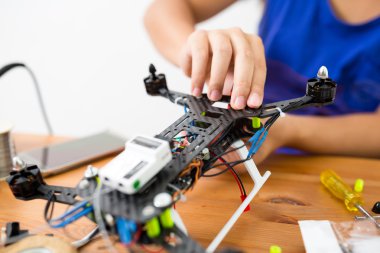 drone tamiri yapan erkek