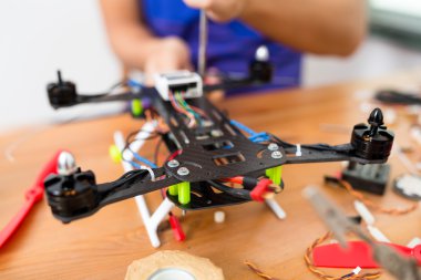 drone tamiri yapan erkek