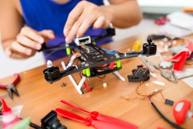 drone tamiri yapan erkek