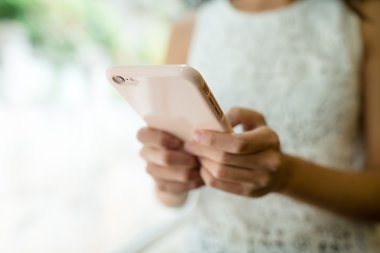 Akıllı telefon kullanan kadın