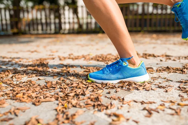 Mujer corriendo en un parque — Foto de Stock