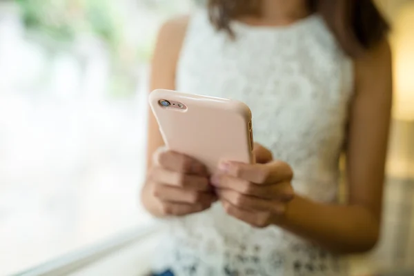 Woman using smartphone — Stock Photo, Image