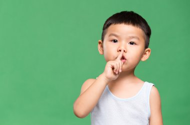 Küçük çocuk sessizlik yapmak için söylüyorum