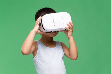 sanal gerçeklik kulaklık ile küçük çocuk