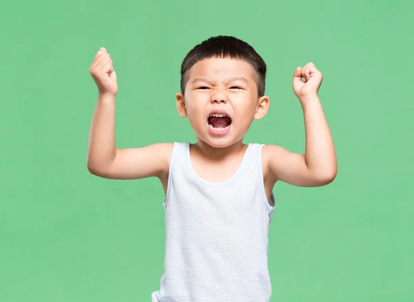 Азіатський маленький хлопчик піднімає руки — стокове фото