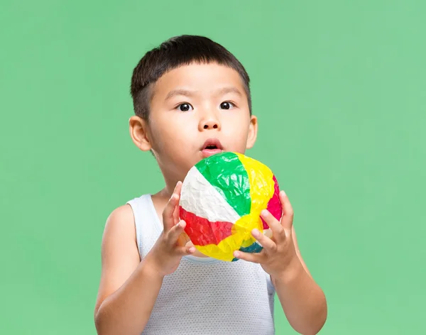 Bambino che gioca con la palla colorata — Foto Stock