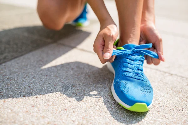 Kvinna knyta skosnören för jogging — Stockfoto