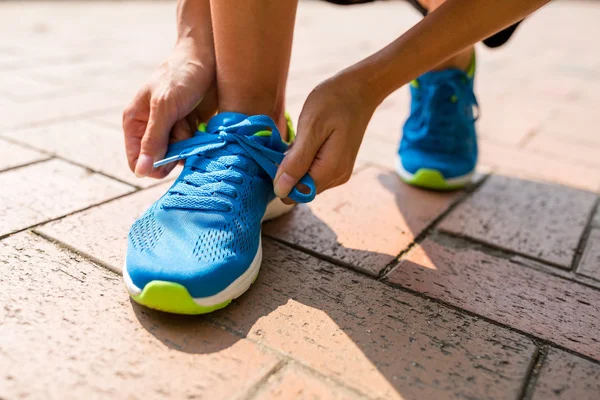 Kvinna knyta skosnören för jogging — Stockfoto