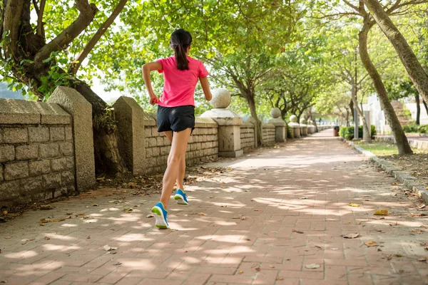 Donna sportiva che corre in un parco — Foto Stock