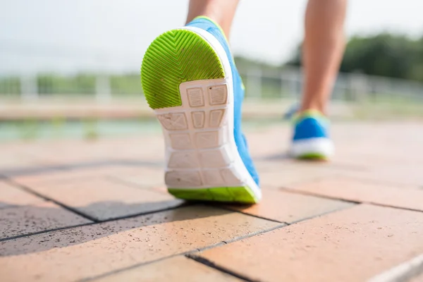 Mujer corriendo en un parque — Foto de Stock