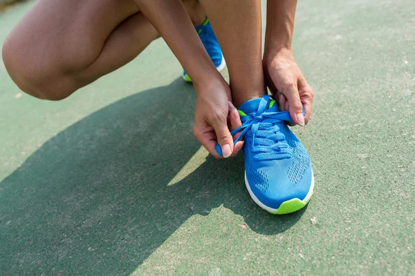 Donna allacciatura lacci per jogging — Foto Stock