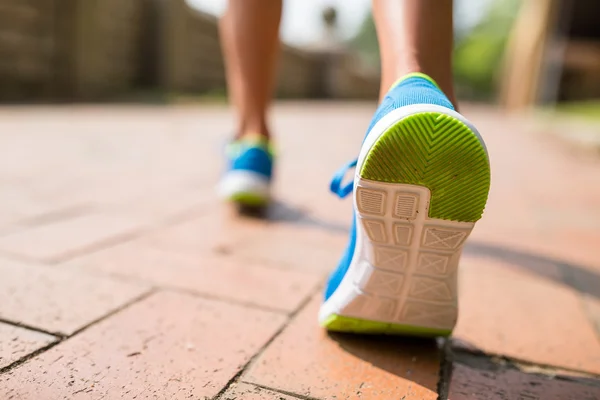 Donna che corre in un parco — Foto Stock