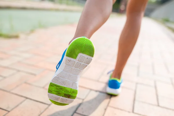 Donna che corre in un parco — Foto Stock