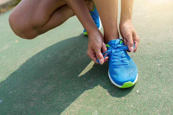 Mujer tratando de cordón de zapatos — Foto de Stock