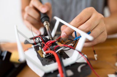 drone tamiri yapan erkek