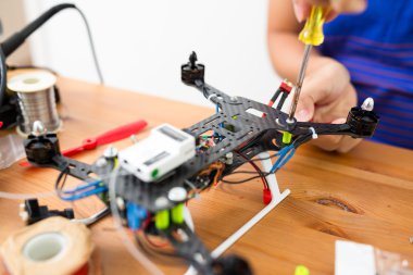 drone tamiri yapan erkek