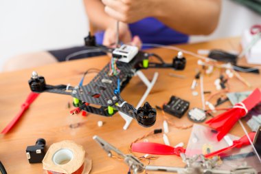 drone tamiri yapan erkek